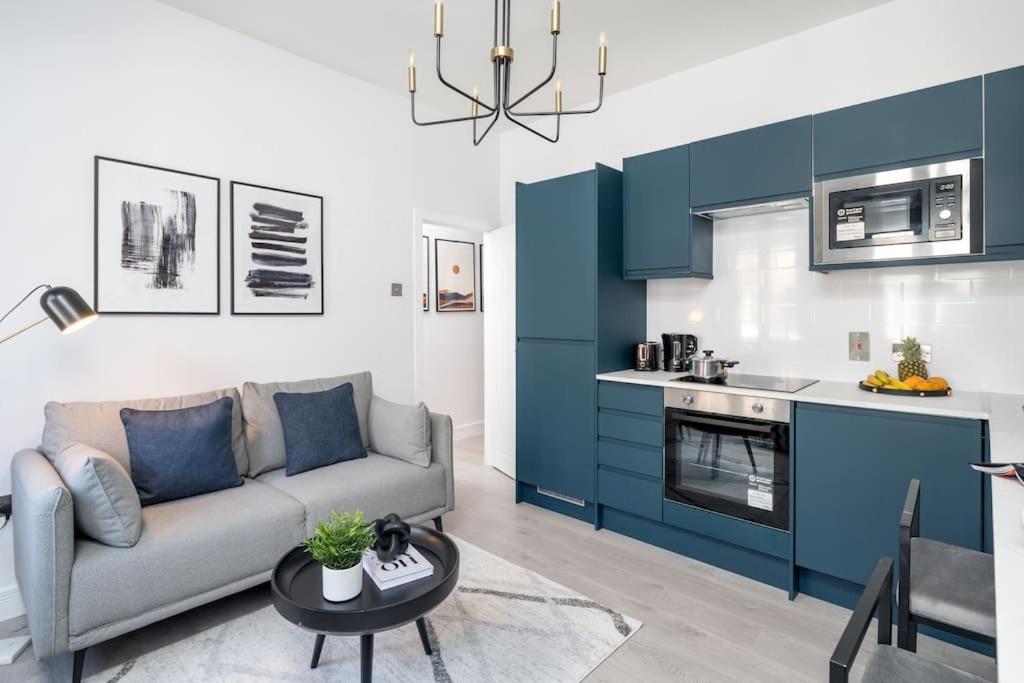 3 Bed New House ! Perfect Location- 5 Minutes From Tube Station Appartamento *