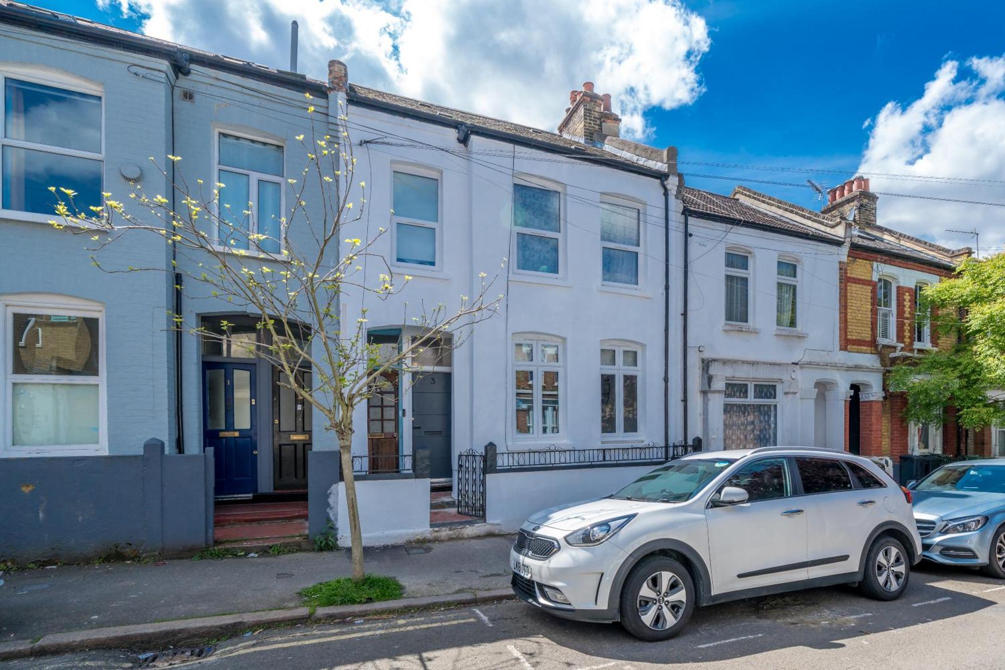 3 Bed New House ! Perfect Location- 5 Minutes From Tube Station * Londra