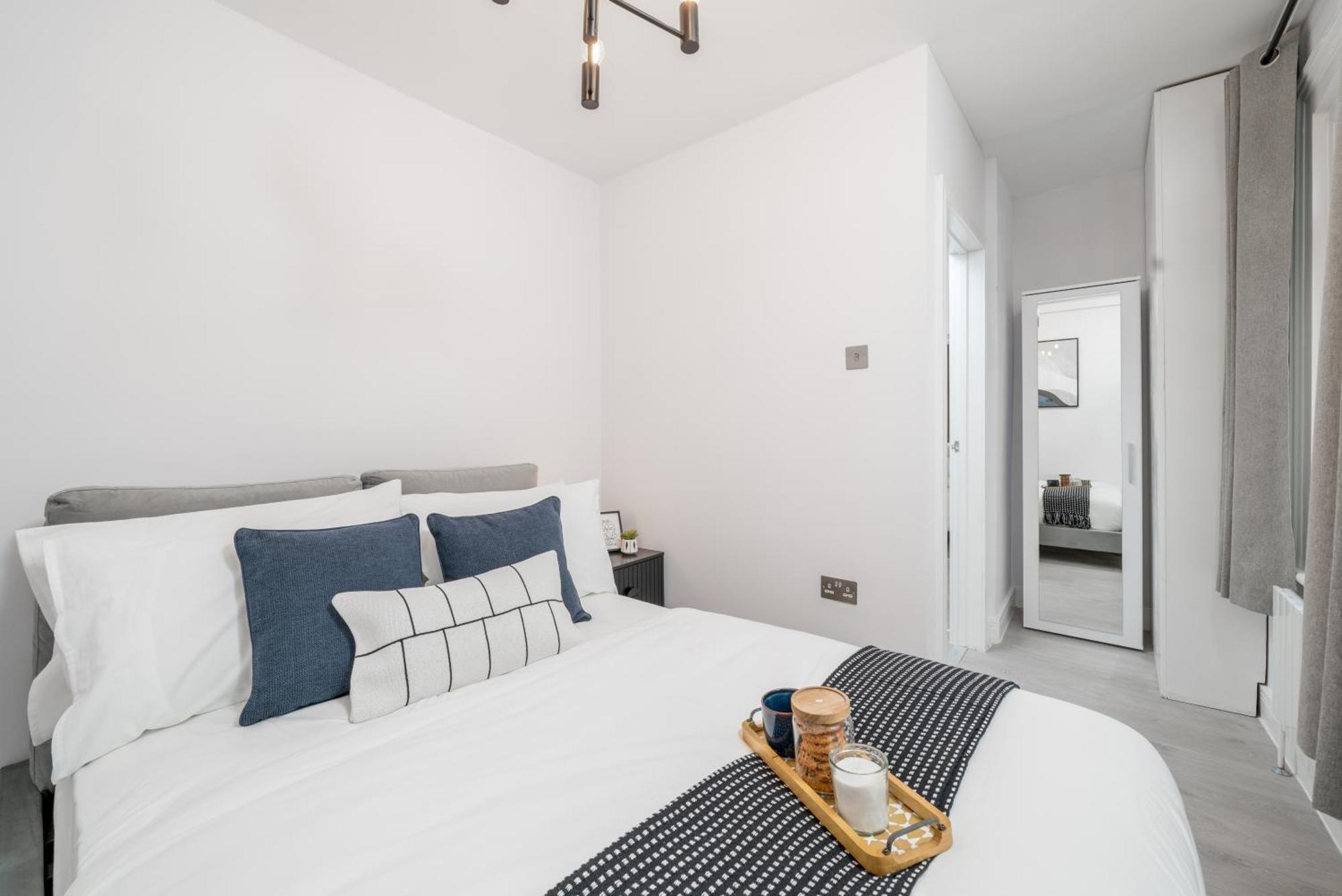 3 Bed New House ! Perfect Location- 5 Minutes From Tube Station * Londra