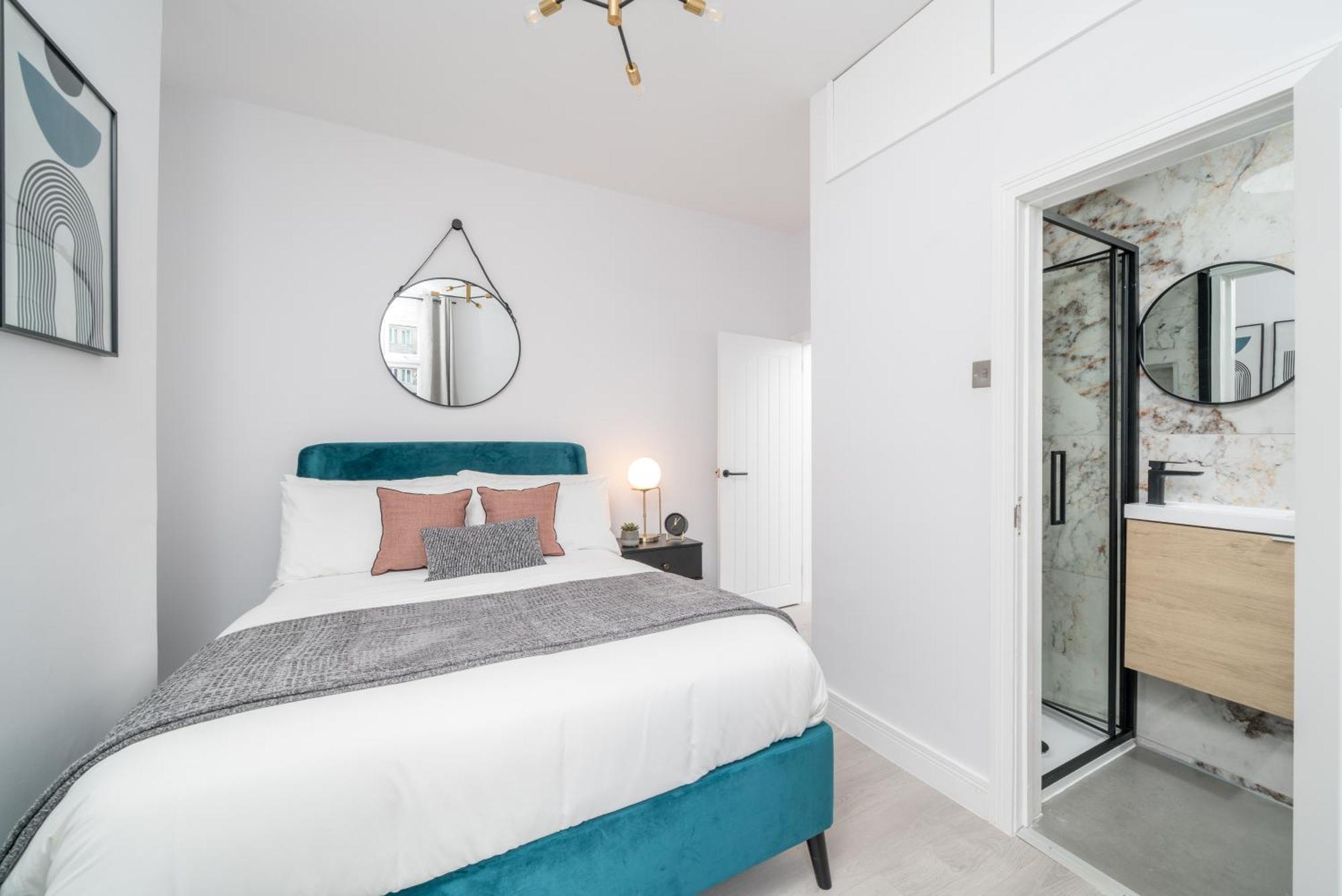 3 Bed New House ! Perfect Location- 5 Minutes From Tube Station *